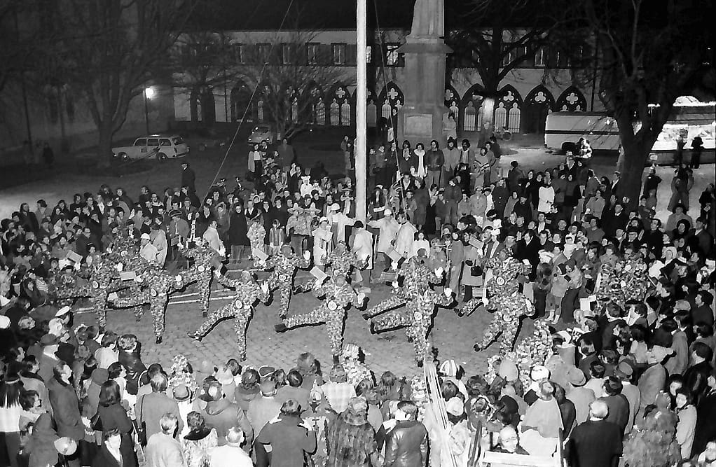 Freiburger Fasnet - Tanz der Narren um den Narrenbaum auf dem Rathausplatz (Archivaufnahme)