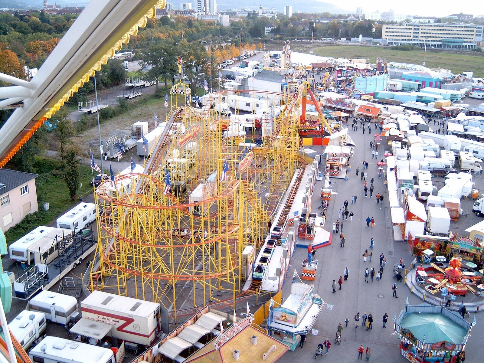Blick vom Riesenrad über die Freiburger Herbstmess auf dem Messplatz