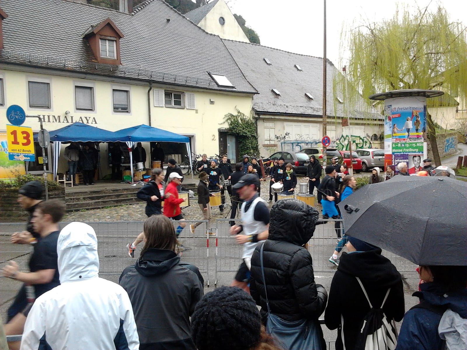 Freiburg-Marathon am Schwabentor - Läuferfeld begleitet von der Band Brasilikum