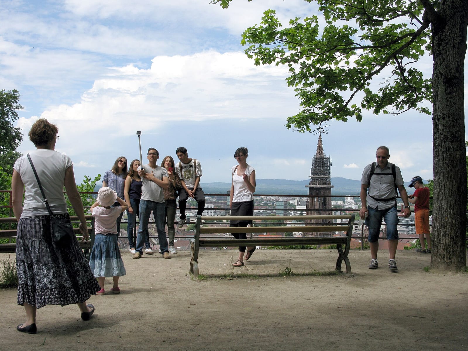 Großer Kanonenplatz auf dem Freiburger Schlossberg mit Blick auf das Münster - Bühnenstandort des Schlossberg Festivals