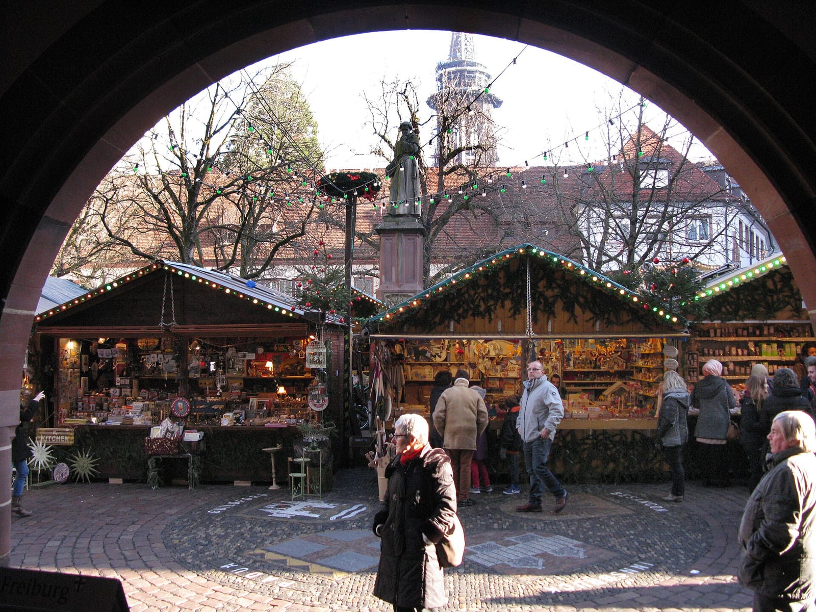 Freiburger Weihnachtsmarkt am Rathausplatz - beleuchtete Marktstände in der Adventszeit