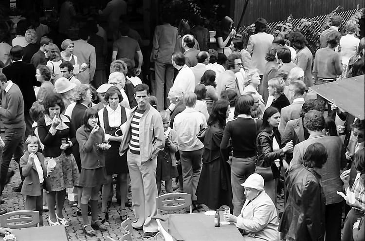 Freiburger Weinfest auf dem Münsterplatz - Besucher vor den Weinbuden (Archivaufnahme von 1975)