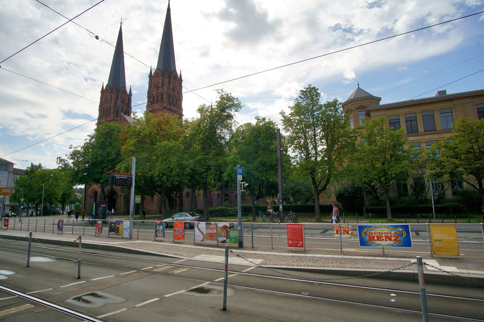 St. Johann (Wiehredom) in Freiburg — neoromantische Pfarrkirche von 1899 mit zwei Türmen über der Eingangsapsis