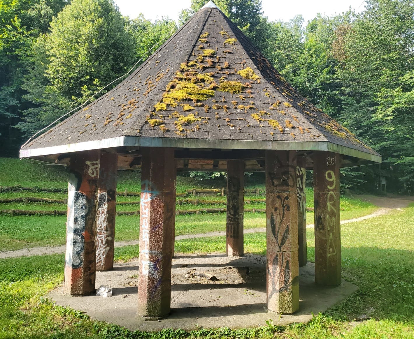 Pavillon am Sternwaldeck im Freiburger Sternwald - Rastplatz am Aussichtspunkt über der Wiehre