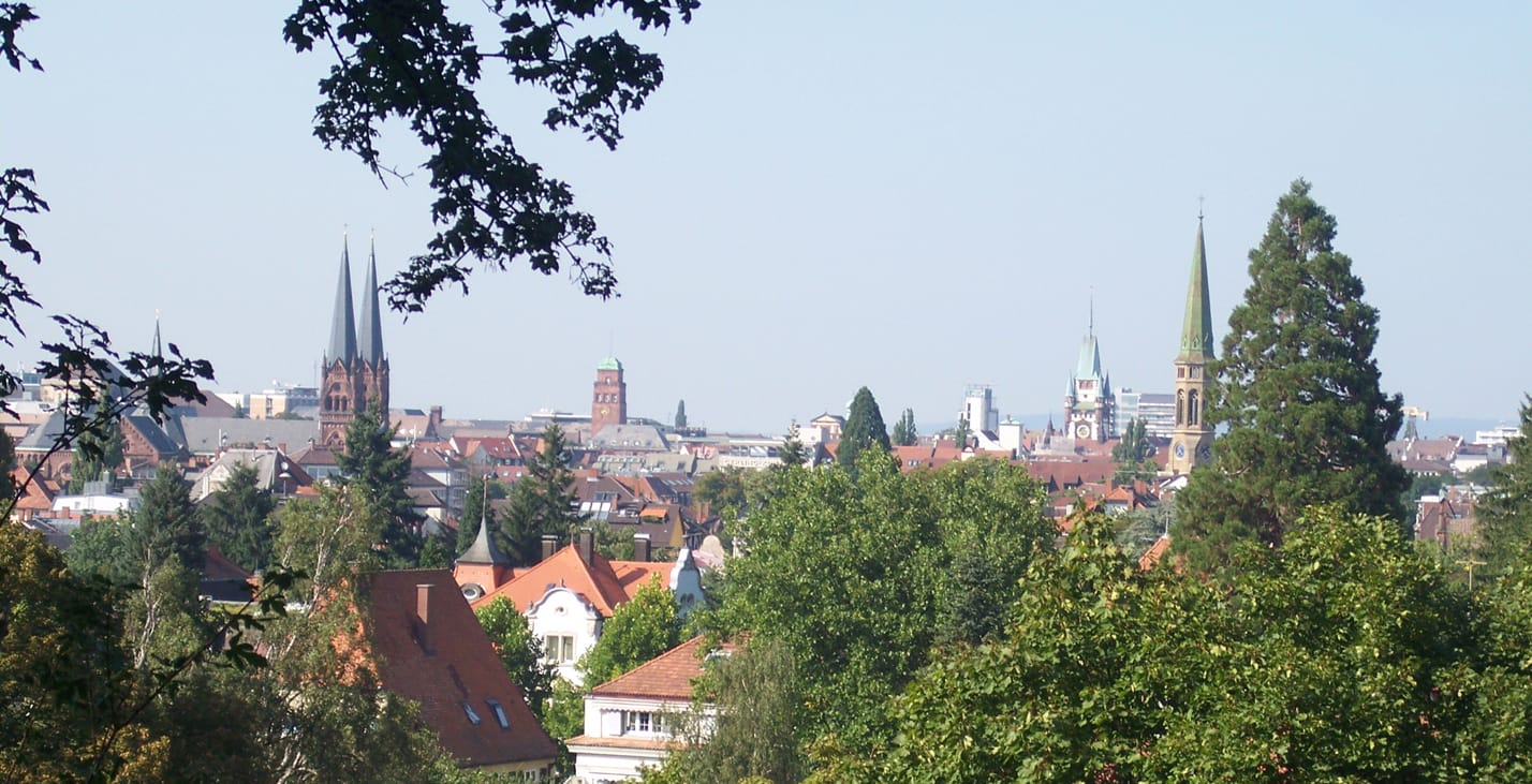 Blick über die Freiburger Wiehre - Dächer des Stadtteils vor dem bewaldeten Schwarzwaldrand