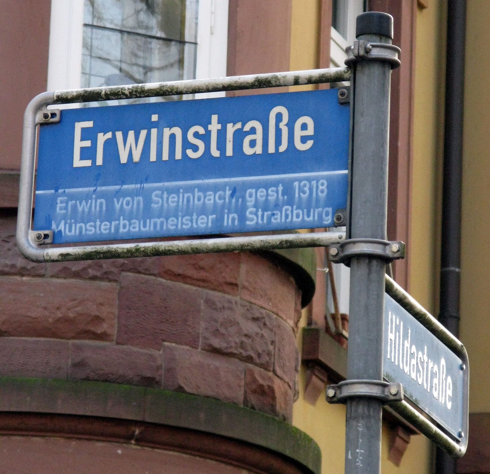 Erwinstraße in der Freiburger Wiehre - benannt nach Erwin von Steinbach, mit Altbauten und Straßenbäumen