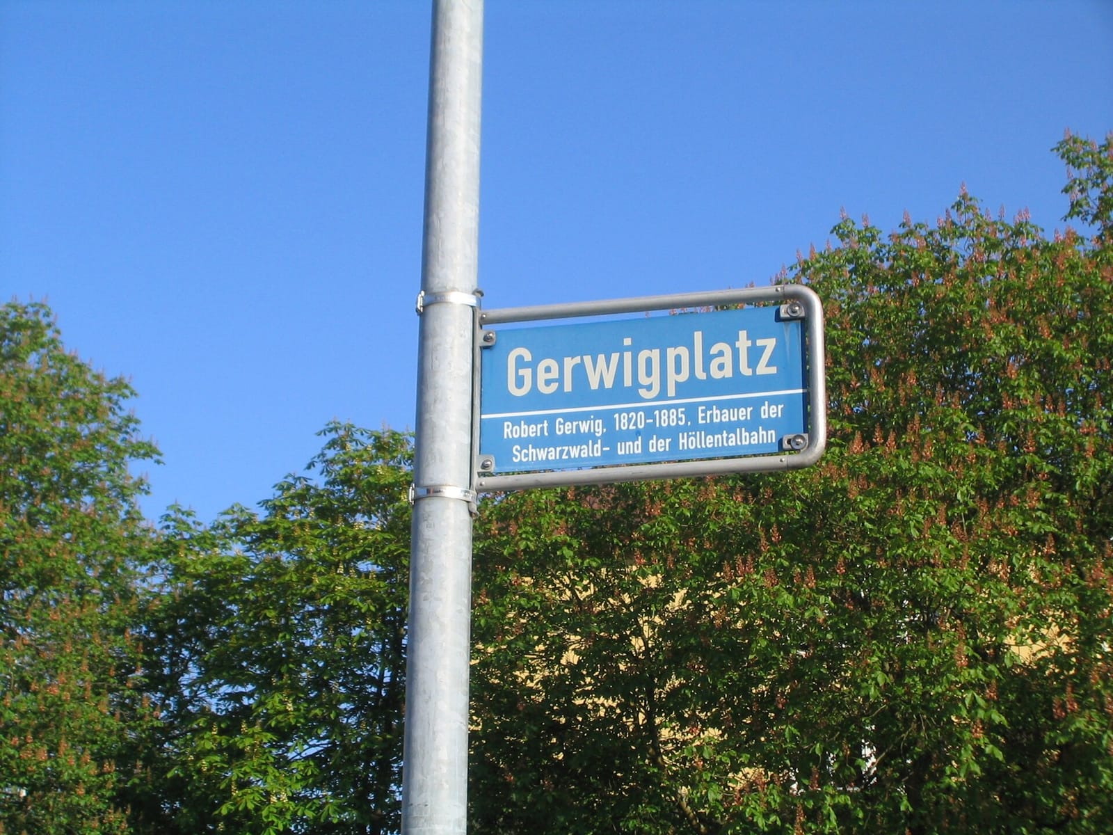 Gerwigplatz in der Freiburger Wiehre - begrünter Quartiersplatz mit Gründerzeit-Bebauung