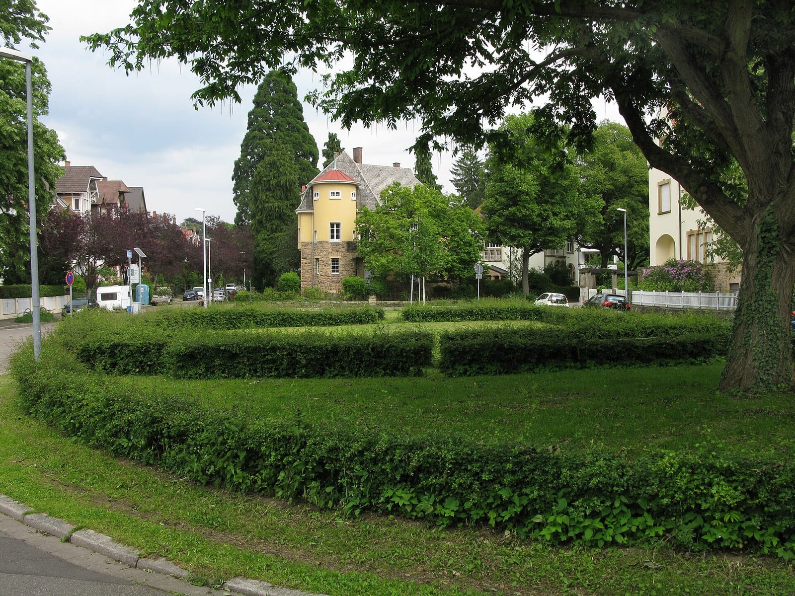 Goetheplatz in Freiburg-Wiehre - Wohnstraße mit Altbaufassaden und Baumbestand