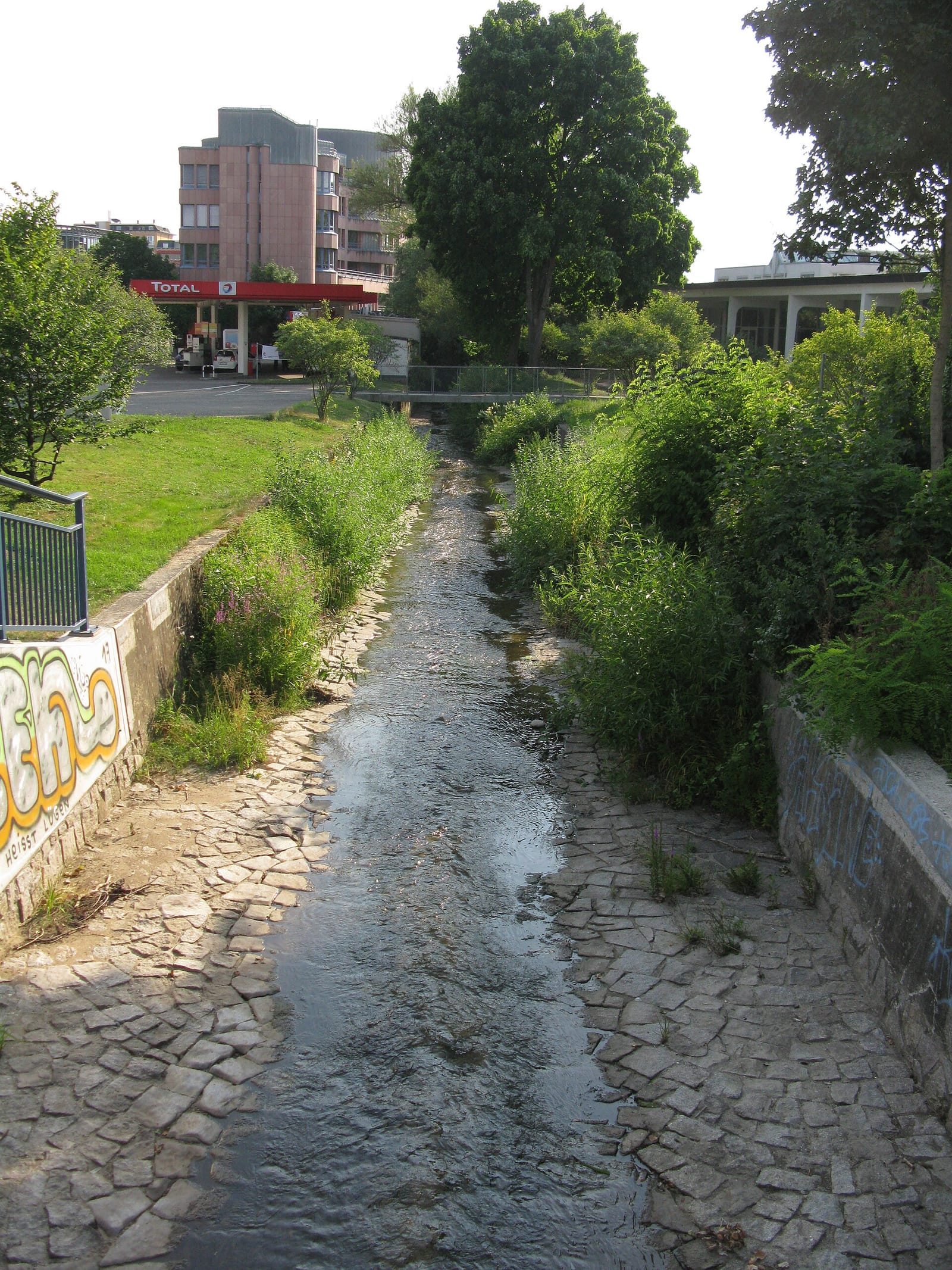 Hölderlebach in Freiburg-Wiehre - offener Bächle-Lauf entlang der Wohnbebauung